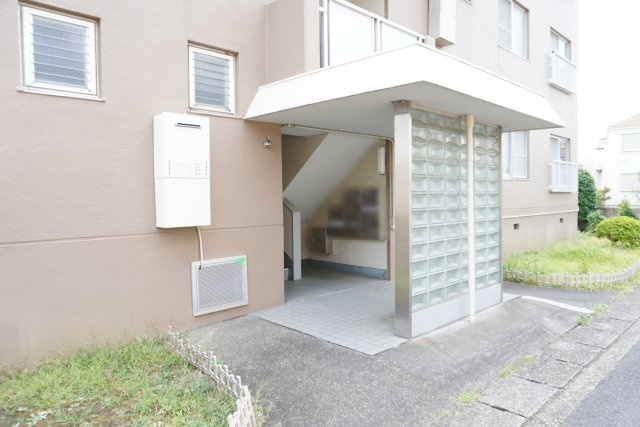 十條草加マンションB棟のエントランス