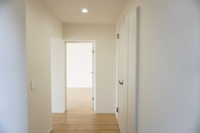 十條草加マンションB棟の玄関