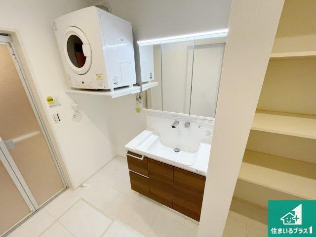 尼崎市東園田町　第2期　新築一戸建ての独立洗面台|清潔感のある洗面台です。フラットな鏡は掃除がしやすく毎日清潔！鏡裏には収納があるのでスッキリとした洗面台が保てます。