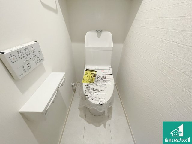 尼崎市東園田町　第2期　新築一戸建てのトイレ|1・2階の2ヶ所にあるので、朝の忙しい時間の順番待ちもなく、深夜の利用にも大変便利です。