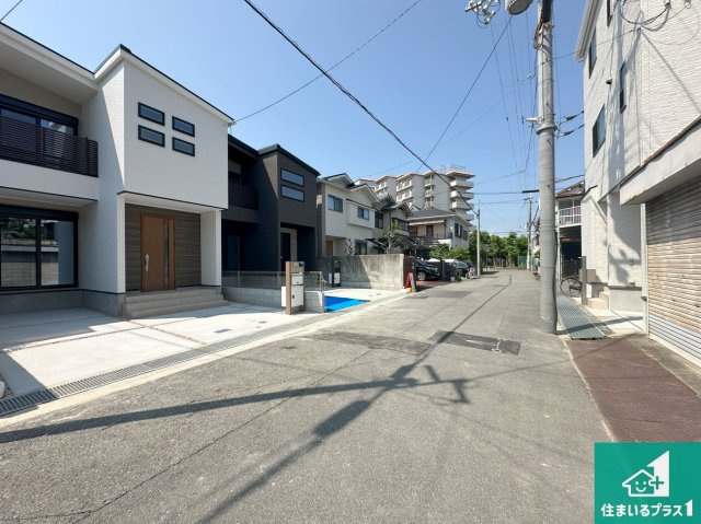 尼崎市東園田町　第2期　新築一戸建ての前面道路含む現地写真|周辺は閑静な住宅街！前面道路広々で車の出し入れも便利です。駐車が苦手な方でも安心して車庫入れできます！