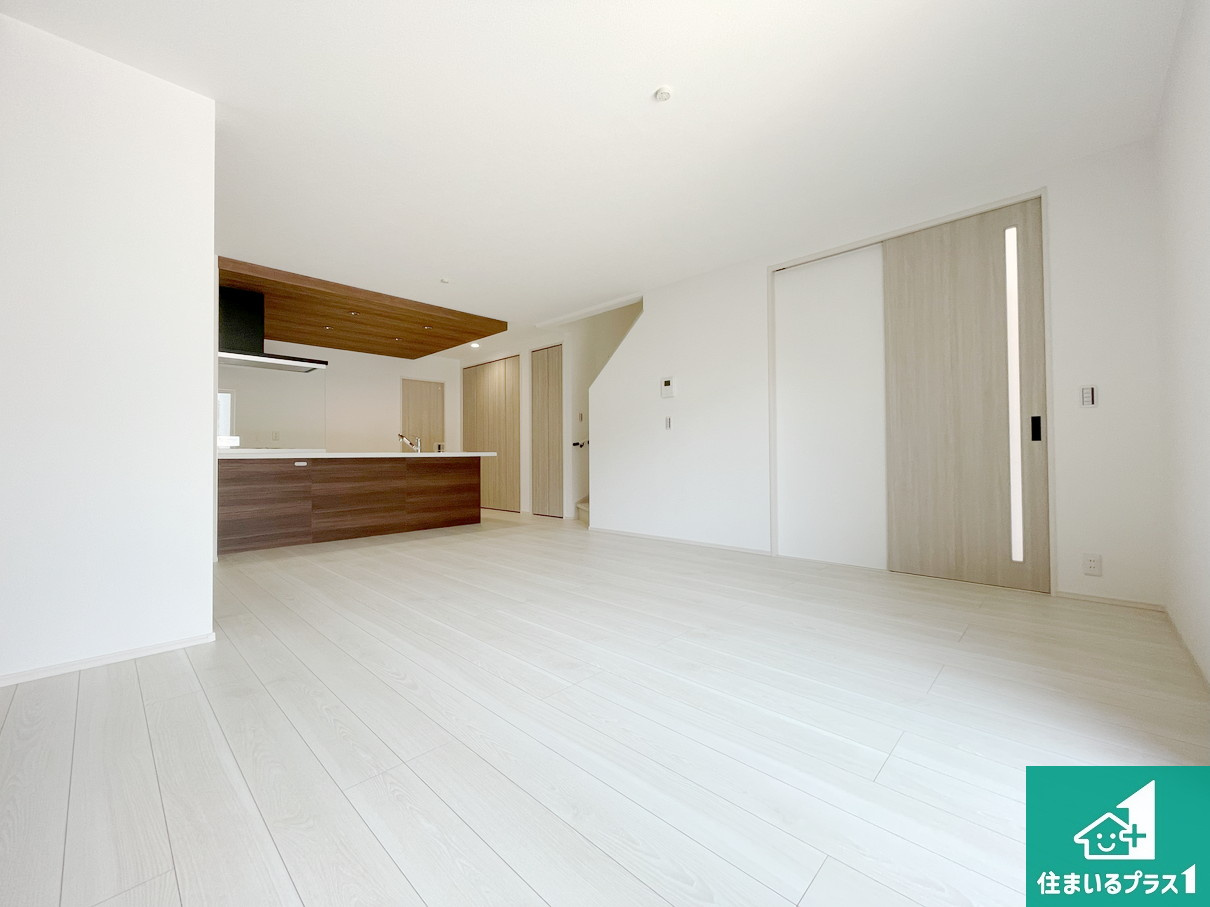 尼崎市東園田町　第2期　新築一戸建ての居間・リビング|日当たり良好の明るいリビングで朝の目覚めもスッキリできそう！対面キッチンでご家族のコミュニケーションも自然と増える設計！小さなお子様が遊ぶスペースを作っても広々とくつろげるLDK！