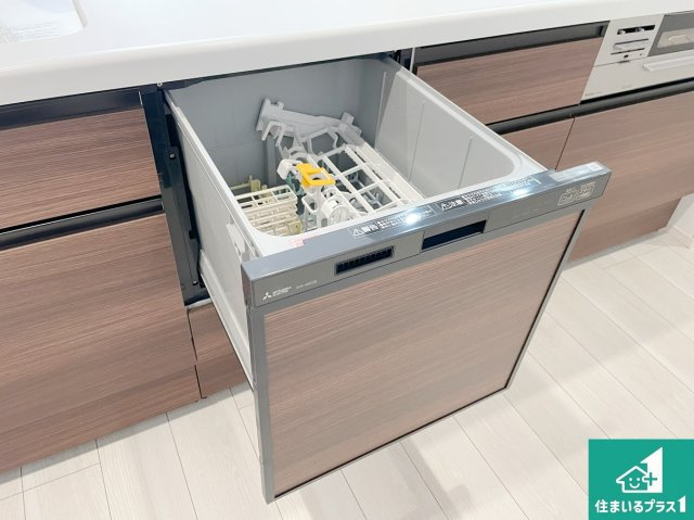 尼崎市東園田町　第2期　新築一戸建ての設備|食事後の一仕事、食器洗いをボタン一つでお任せできちゃいます！場所を取らないビルトイン式なので、お料理スペースもしっかり確保！