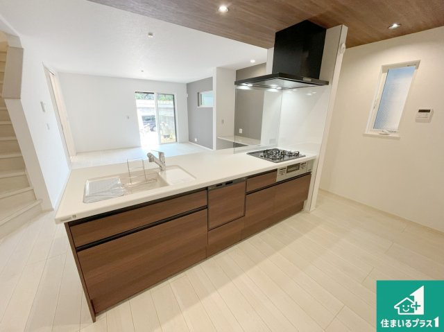 尼崎市東園田町　第2期　新築一戸建てのキッチン|リビングと統一感があり、使い勝手のいいキッチン。広々としているので、二人並んで作業が出来ちゃいます。お子様と一緒に色々なお料理に挑戦できるスペースがあります。