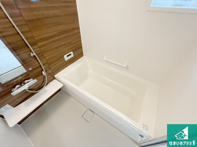 尼崎市東園田町　第2期　新築一戸建ての浴室|足をゆったり伸ばして寛げる浴槽です。窓が設けられていますので差し込む光が明るく穏やかな雰囲気にしてくれます♪浴室乾燥機も設置しているので、雨の日の洗濯物も安心です♪