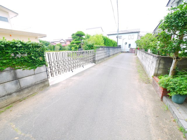 茂原市東郷　中古戸建の前面道路含む現地写真|敷地約314坪 軽量鉄骨４LDK  リビング約24.6帖 パントリー・ウッドデッキ・サンルーム付き