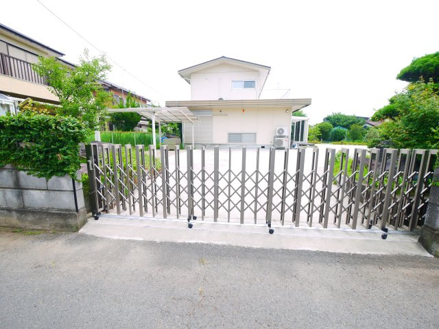 茂原市東郷　中古戸建の前面道路含む現地写真|敷地約314坪 軽量鉄骨４LDK  リビング約24.6帖 パントリー・ウッドデッキ・サンルーム付き