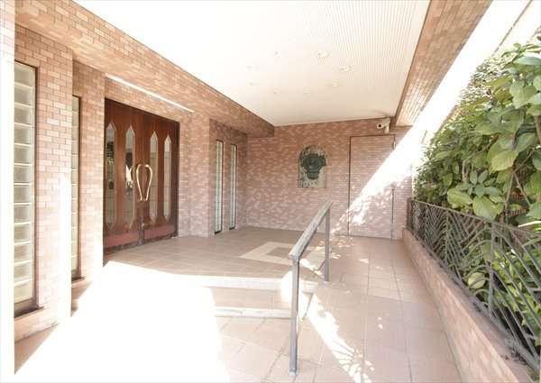 【エントランス】 | ライオンズマンション新座第2　(志木本店) | ベビーカーでの移動にも便利なスロープ付き。
お子様や高齢者の転倒リスクも減らせる手摺付きで安全です。