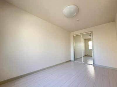 【内装】 | フローラルコート | 洋室