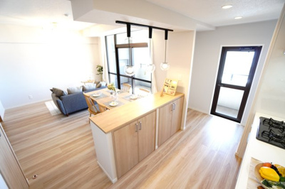 【キッチン】 | 【上質リノベ】サーパス宇品 | ☆キッチンの特徴☆
・クリナップ社製
・アクリストンワークトップ
・浄水器一体型ハンドシャワー水栓
・食器洗い乾燥機
・フラットスリムレンジフード
・換気扇幕板同色
・造作カウンター
・勝手口