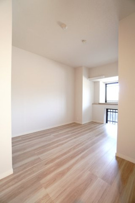 【洋室】 | 【上質リノベ】サーパス宇品 | 【洋室約6.2帖】
心と体をゆったりと安らげる主寝室。
寝室のゆとりが大きい分だけ、
暮らしの安らぎは深まります。
一日の疲れを癒すだけでなく、
ご夫婦の親密な語らいを紡ぎ出します。