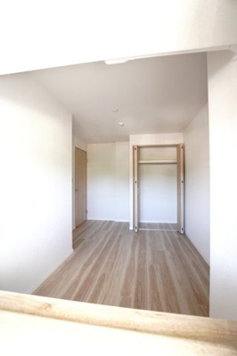 【洋室】 | 【上質リノベ】サーパス宇品 | 【洋室約6.2帖】
どんな家具や敷物でも部屋に馴染みやすく、
コーディネートがし易そうですね。
配置も柔軟に対応できるので身の回りの整理もし易い！
自分好みの空間に出来そうですね！