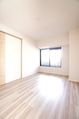 【洋室】 | 【上質リノベ】サーパス宇品 | 【洋室約5.6帖】
居室にはクローゼットを完備。
自由度の高い家具の配置が叶うシンプルな空間です。
お子様の成長と人数と共に必要になる
子供部屋にもぴったりの間取りですね。