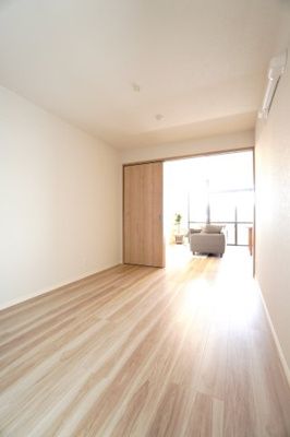 【洋室】 | 【上質リノベ】サーパス宇品 | 【洋室約5.5帖】
将来、家族構成が変わった時等、第2子供部屋としても活用できそうですね！
勿論、エアコンの先行配管もしてあるので、壁付けのエアコン設置OKです！
快適な居室環境で過ごせそうです！