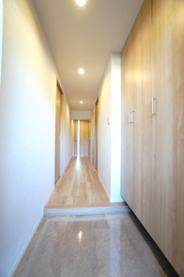 【玄関】 | 【上質リノベ】サーパス宇品 | 【玄関ホール】
人を迎え入れる最初の場所だからこそ、
清潔感があり纏まった空間にして頂ける様に
大型フローティングシューズBOXを設置。
照明はオートライト。消し忘れや
出入りが暗くならなく済みます！