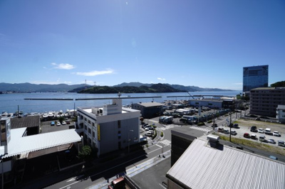 【展望】 | 【上質リノベ】サーパス宇品 | 【四季を感じる】
四季の移ろい・爽やかな青空や風を感じられ
自然を愉しめるパノラマビュー。
毎日の暮らしに余裕を感じさせてくれる、
遮る物の無い開放的な眺望を是非、ご堪能ください。