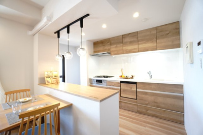 【キッチン】 | 【上質リノベ】サーパス宇品 | 【キッチンスペース】
キッチンとダイニングの間には、
木目のカウンターとやわらかな灯りの
ペンダントライト。
光の粒がゆらぐたびに、この空間に暮らすよろこびが、
そっと確かめられる気がします。