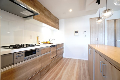 【キッチン】 | 【上質リノベ】サーパス宇品 | 【キッチンスペース】
木目のキッチンに白い壁が映える、
ナチュラルでやさしい空間。
勝手口とカウンターがつなぐ動線が心地よく、
料理も片付けも自然と軽やかに。
毎日のことだからこそ、大切にしたい場所。
