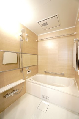 【浴室】 | 【上質リノベ】サーパス宇品 | 【バスルーム】
TOTO社製RWシリーズは
「ゆるリラ浴槽」「カラリ床」で独自の技術によりバスタイムを
よりよく演出してくれます！
更に、浴室暖房乾燥機が標準設備！
お手入れが楽なシステムバスです。