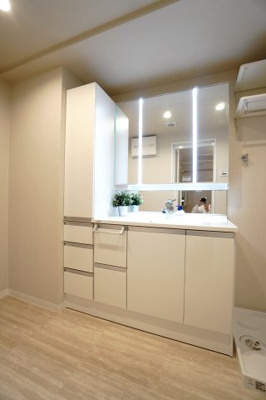 【独立洗面台】 | 【上質リノベ】サーパス宇品 | 【コスメカウンター】
Panasonic社製！
「美ルックツインラインLED照明」は、
従来の照明より自然な肌の色に見える照明。
肌の色味を美しく引き立て、
洗面ボウルも広くメイクの時間をより素敵に。