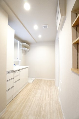 【独立洗面台】 | 【上質リノベ】サーパス宇品 | 【パウダールーム】
嬉しい、タオル掛け付きの2段可動式のリネンラック。
しかも装着が楽なワンタッチ式の給水栓！
洗濯機置場はドラム式の洗濯機も入るサイズですが、
お手持ちのサイズが入るか要確認です！