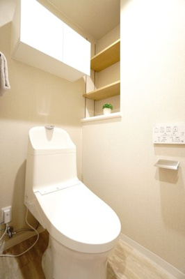 【トイレ】 | 【上質リノベ】サーパス宇品 | 【レストルーム】
TOTO社製！きれいをまもるせいけつトイレ！
お掃除はサッとひとふきで完了！
少ない水で、汚れをしっかり洗い流します。
手洗い機能付きなので、もしもの時も慌てない！
キャビネット付！