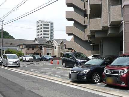 サーパス宇品の駐車場