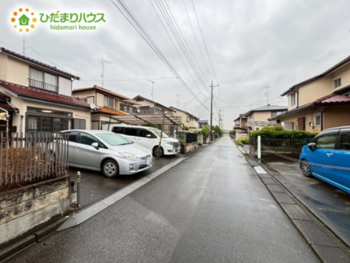 熊谷市日向　中古一戸建ての前面道路含む現地写真