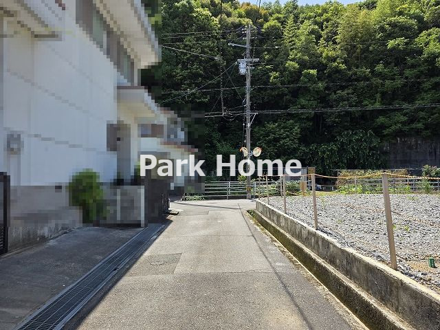 高知市瀬戸1丁目　売土地の前面道路含む現地写真