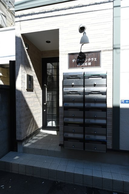 新宿区高田馬場３丁目のアパートのエントランス