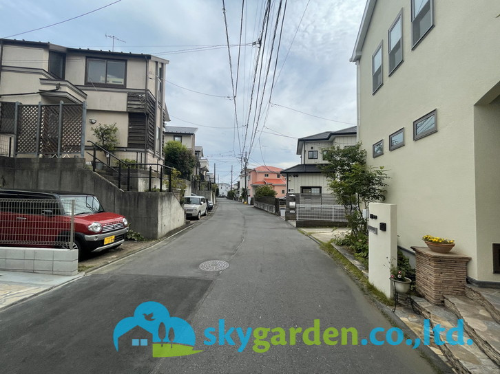 藤沢市辻堂　新築戸建　全2棟1号棟の前面道路含む現地写真