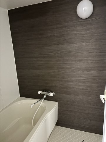 ヴィラステイタスの浴室|鏡の設置工事中となります。