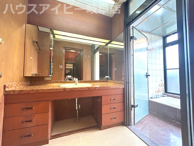 大垣市中野町建物面積96坪の中古住宅5LDK＋WIC＋物置！交通利便◎♪国道21号線まで車で1分！の独立洗面台|大垣市中野町建物面積96坪の中古住宅5LDK＋WIC＋物置！交通利便◎♪国道21号線まで車で1分！