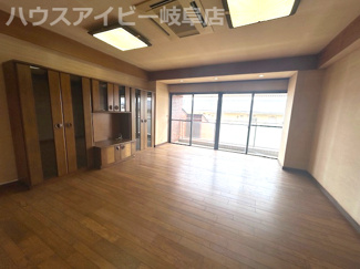 【洋室】 | 大垣市中野町建物面積96坪の中古住宅5LDK＋WIC＋物置！交通利便◎♪国道21号線まで車で1分！ | 大垣市中野町建物面積96坪の中古住宅5LDK＋WIC＋物置！交通利便◎♪国道21号線まで車で1分！