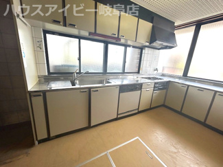 【キッチン】 | 大垣市中野町建物面積96坪の中古住宅5LDK＋WIC＋物置！交通利便◎♪国道21号線まで車で1分！ | 大垣市中野町建物面積96坪の中古住宅5LDK＋WIC＋物置！交通利便◎♪国道21号線まで車で1分！