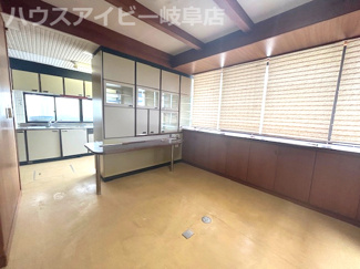 【居間・リビング】 | 大垣市中野町建物面積96坪の中古住宅5LDK＋WIC＋物置！交通利便◎♪国道21号線まで車で1分！ | 大垣市中野町建物面積96坪の中古住宅5LDK＋WIC＋物置！交通利便◎♪国道21号線まで車で1分！