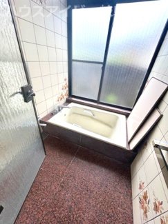 【浴室】 | 大垣市中野町建物面積96坪の中古住宅5LDK＋WIC＋物置！交通利便◎♪国道21号線まで車で1分！ | 大垣市中野町建物面積96坪の中古住宅5LDK＋WIC＋物置！交通利便◎♪国道21号線まで車で1分！