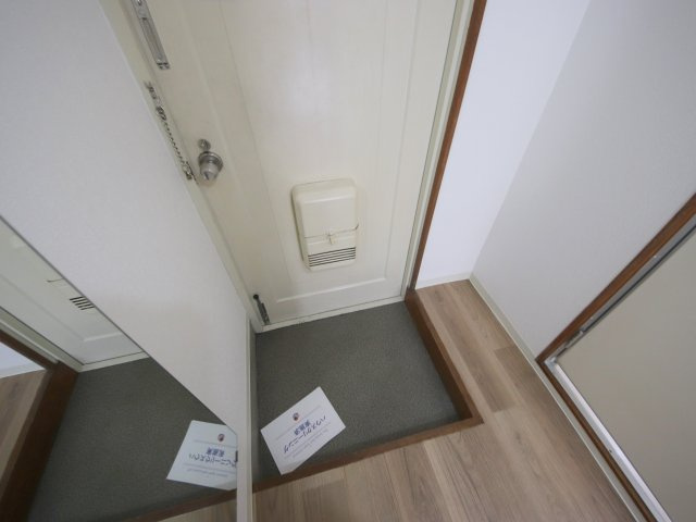 メゾン大和東生駒の玄関