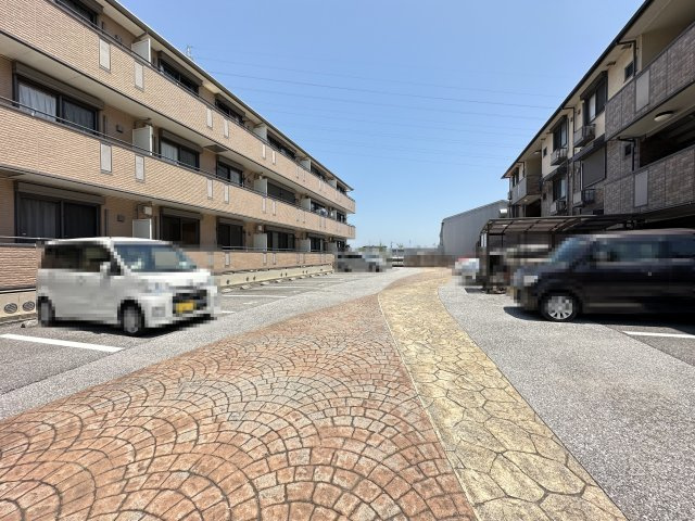 ビレッジ北久保 C棟の駐車場