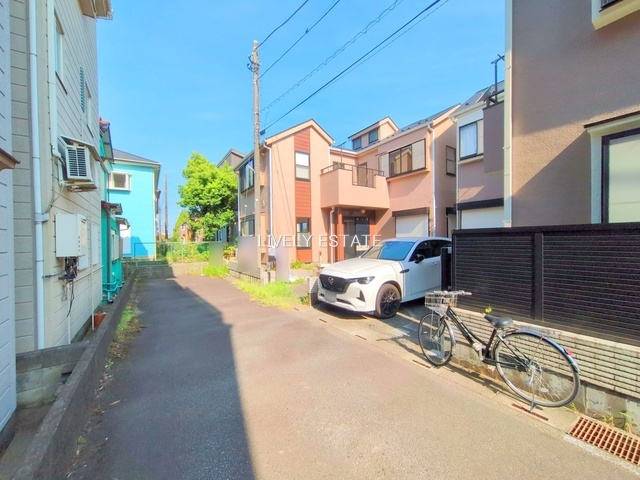 越谷市大間野町5丁目 中古戸建の前面道路含む現地写真