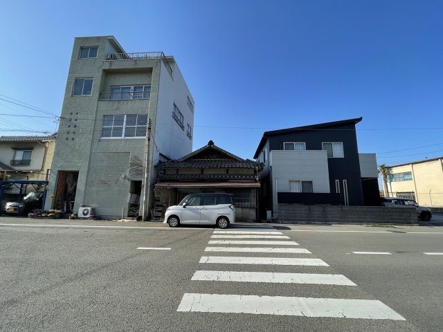 中須賀町2丁目　売土地の前面道路含む現地写真