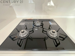 多数の調理器具を同時に使用でき、料理の効率化が可能。省エネで節約になり、様々な料理スタイルに適応できます。また、火力調整が独立しており、手入れや掃除もしやすく、今よりもっとお料理が楽しくなるかも。