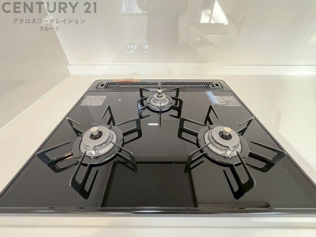 多数の調理器具を同時に使用でき、料理の効率化が可能。省エネで節約になり、様々な料理スタイルに適応できます。また、火力調整が独立しており、手入れや掃除もしやすく、今よりもっとお料理が楽しくなるかも。