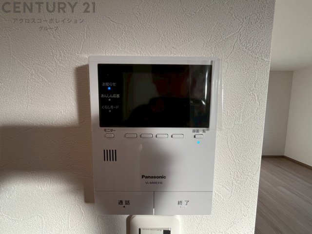 訪問者が来たときにテレビ画面で確認できるため、安心してドアを開けられます。録画機能があるものもあり、留守中に来訪者を記録しておくことができます。利便性が高く、セキュリティ面でも安心です。