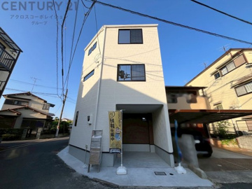 角地に立地した新築戸建。衣類乾燥機「幹太くん」や食器洗い乾燥機などお客様の生活を豊かにする住設備が整っております。関西スーパーが徒歩4分と買い物便利な住立地です。