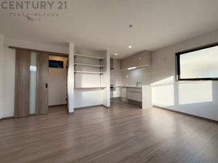 リビングダイニングは家族や友人とのコミュニケーションを楽しむ場所でくつろぎながら食事や会話を楽しめ、多目的に利用できリラックスできる空間です。家庭内の中心として機能し、快適な生活をサポートします。