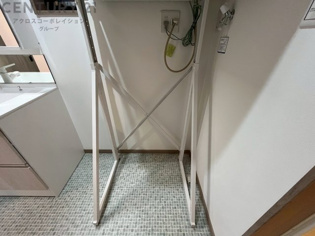 洗濯物の仕分け作業がしやすく、整理整頓が容易になります。洗濯音や湿気を他の部屋に持ち込まず、生活環境を快適に保ちます。上部を活用すれば収納スペースを確保でき洗剤や洗濯用品の整理もしやすくなります。