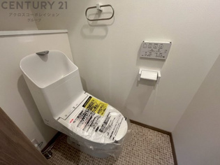 温水洗浄便座付トイレは温水洗浄機能により、暖かい水でおしりを洗浄することができ、冷たい水を使う従来の便座に比べ、温水洗浄機能で暖かいトイレを提供し、快適な使用を可能にします。