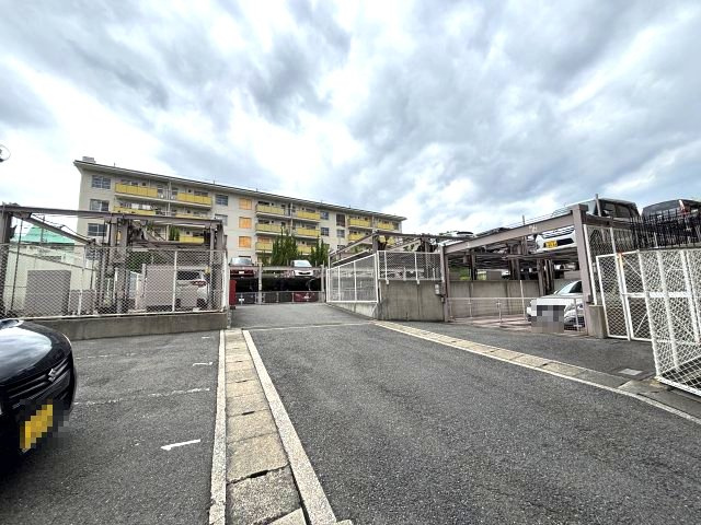 アンビエント金剛東の駐車場