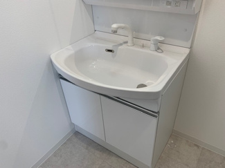 【独立洗面台】 | 太子町東出戸建 | 独立洗面台、小物を置くことができて便利です